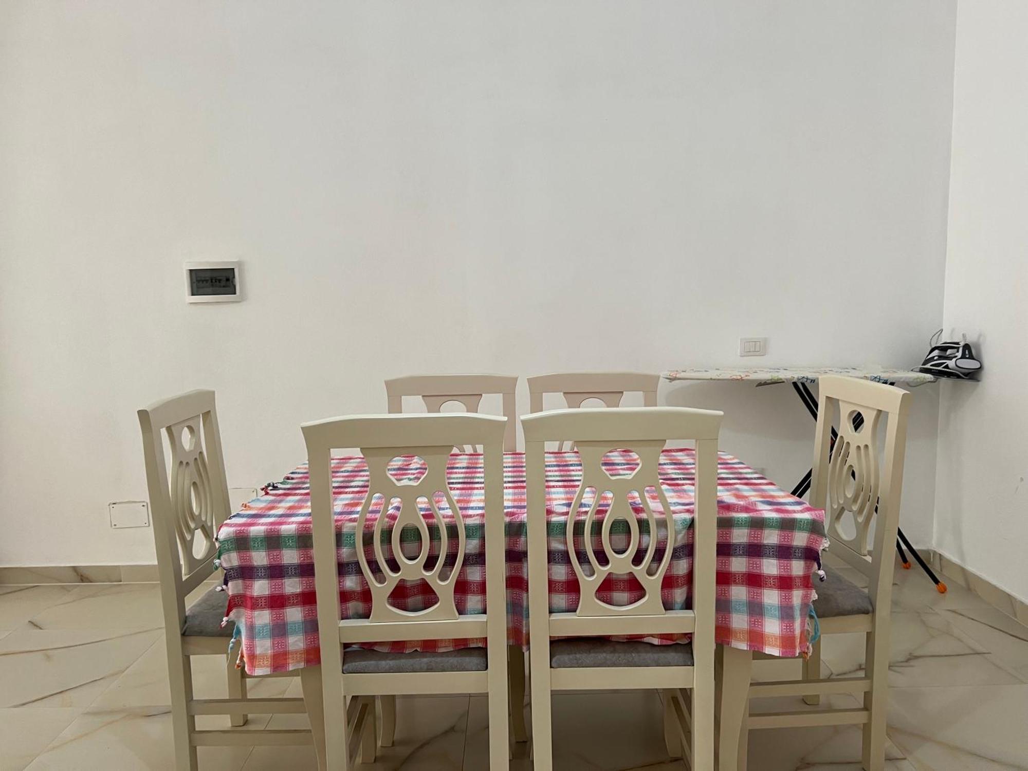 Ground Floor Comfort - Spacious & Modern Leilighet
